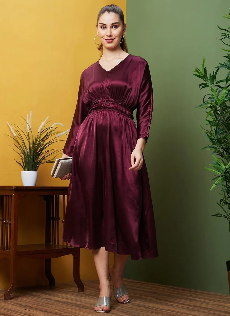 جلو باص فستان ميدي نسائي بياقة V وخصر سموك من جلوبس